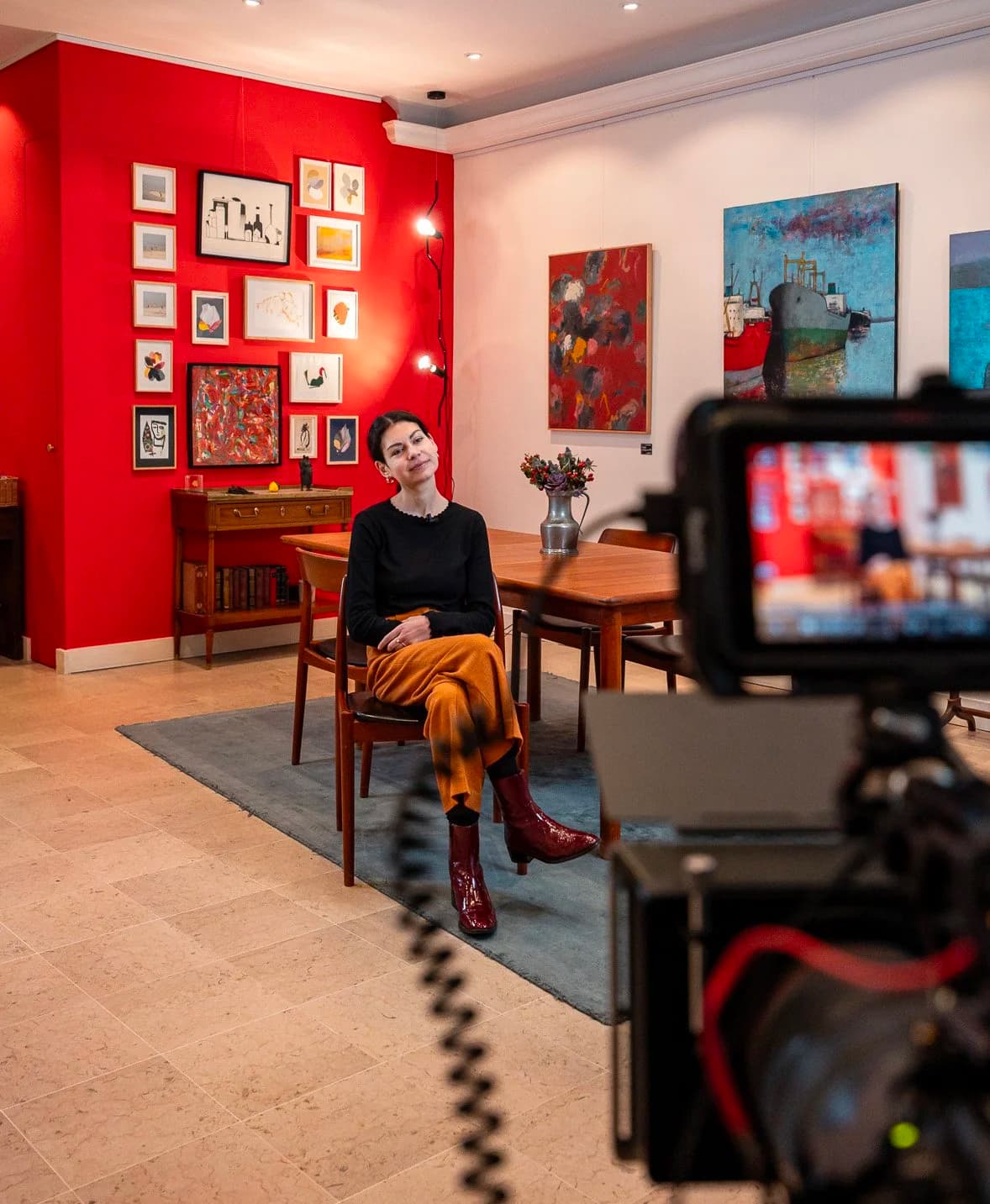 Tournage et présentation de l’univers artistique de Lola Mathé dans une galerie contemporaine