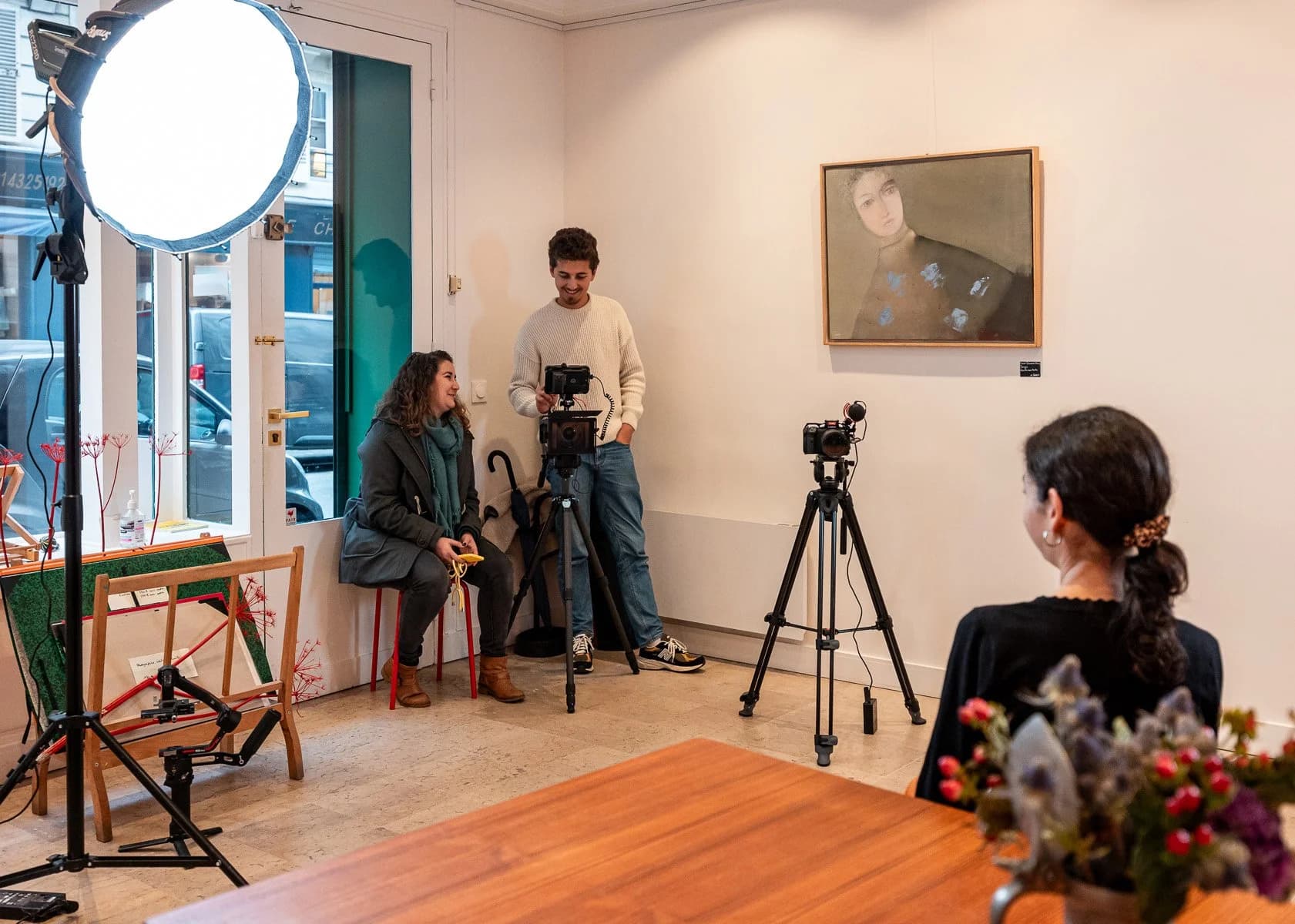 Tournage autour du travail artistique de Lola Mathé dans un espace d’exposition contemporain