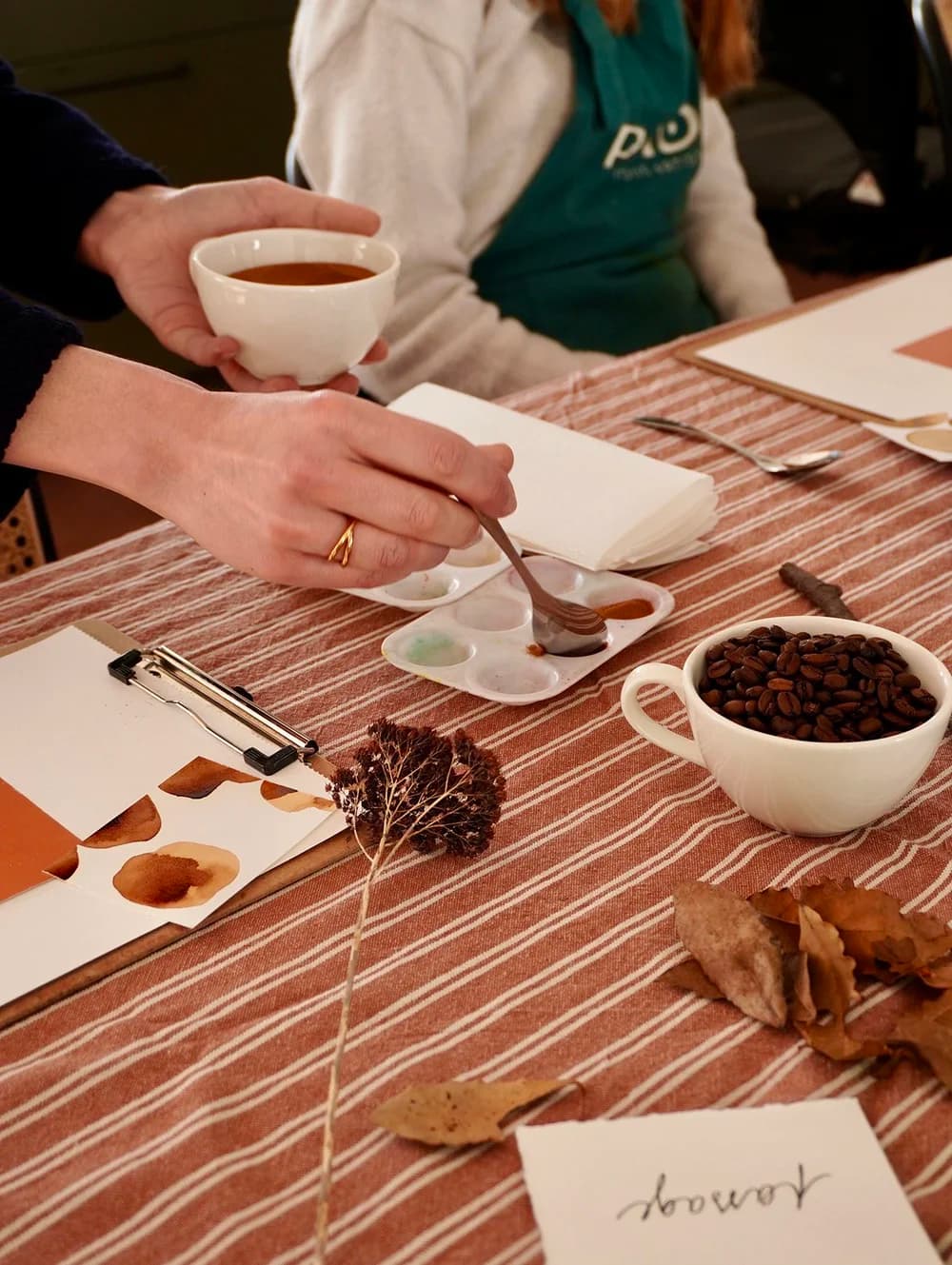 Atelier créatif utilisant le café comme matière artistique et sensorielle