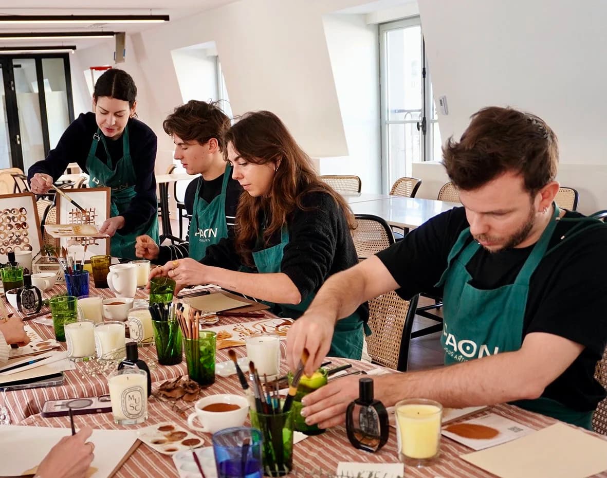 Atelier collaboratif mêlant création artistique, parfum et peinture au café