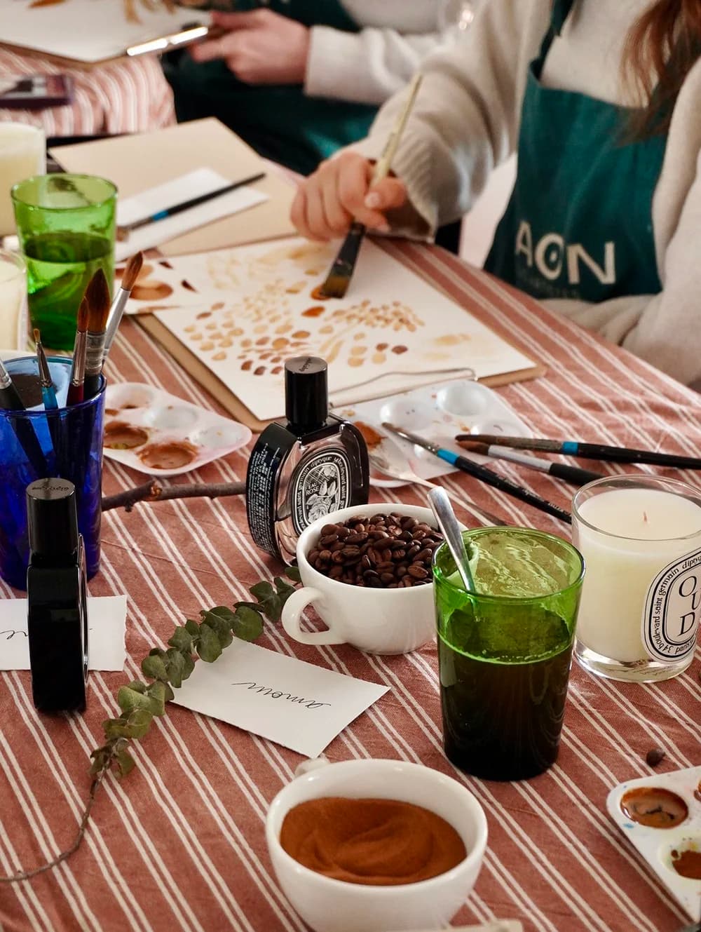 Atelier artistique mêlant peinture au café, parfum et exploration des matières