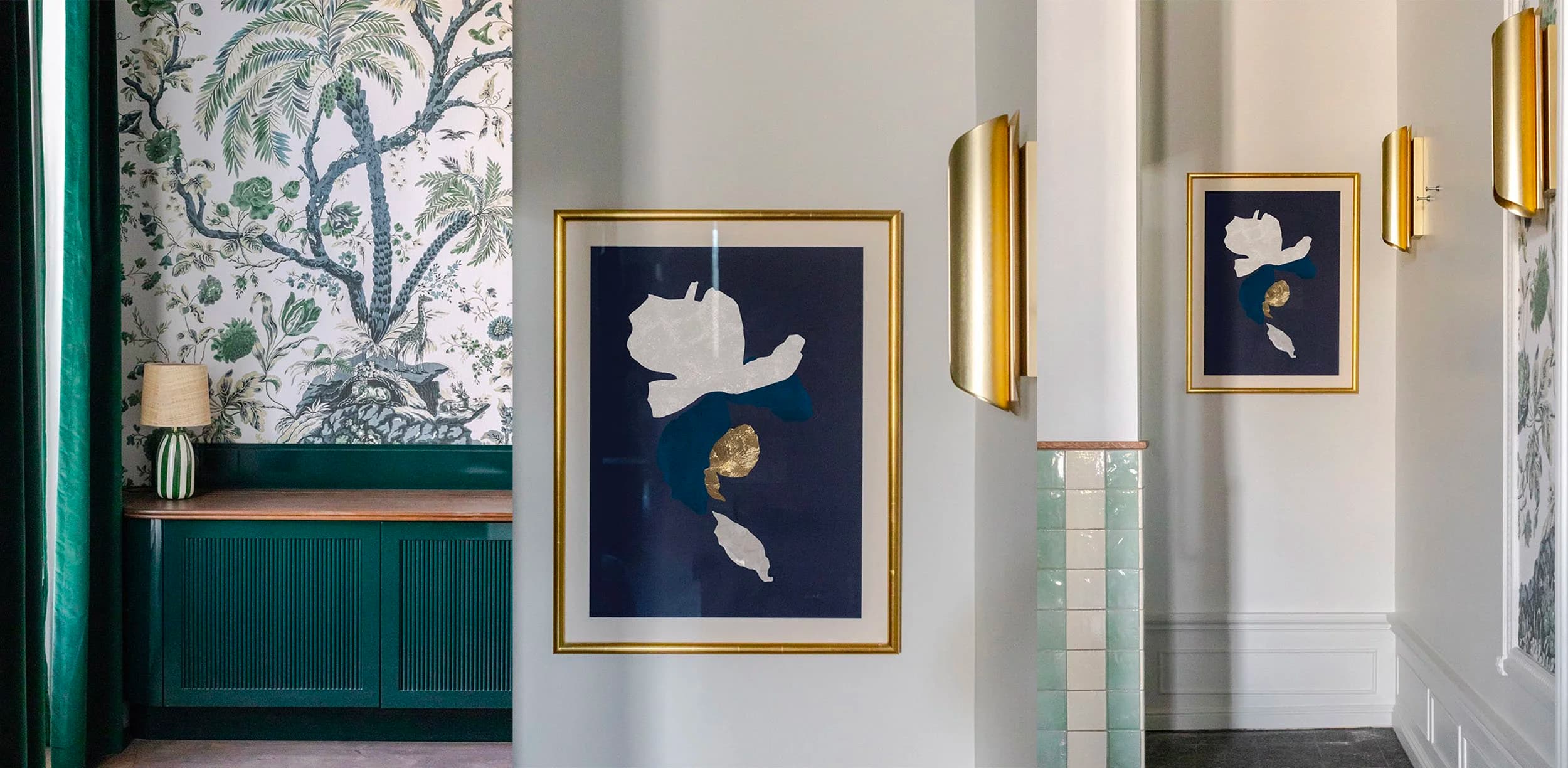 Collage contemporain encadré dans un intérieur élégant aux tons verts et dorés