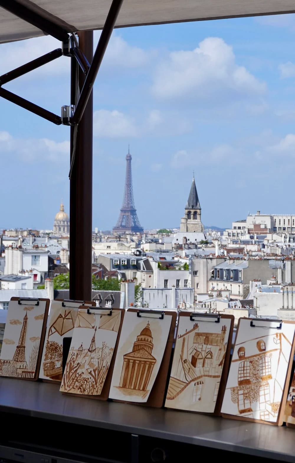 Œuvres réalisées au café avec vue sur les toits de Paris et la tour Eiffel
