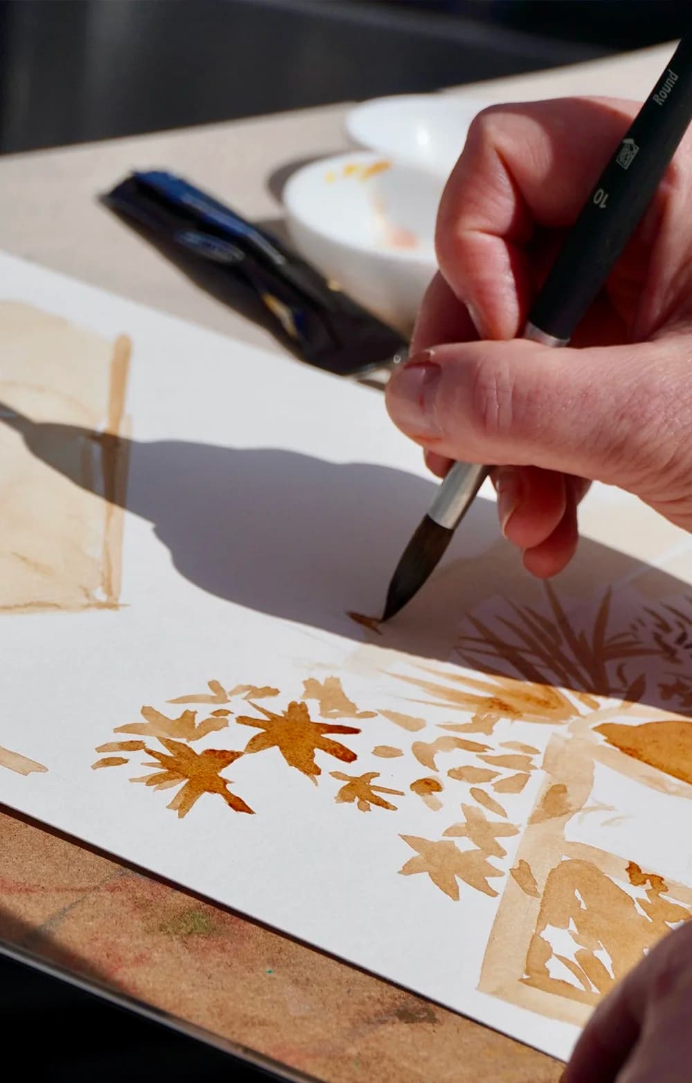 Détail d’un travail artistique au café inspiré de motifs végétaux
