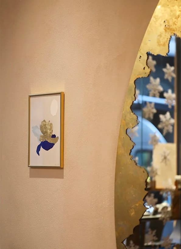 Collage contemporain encadré dans un espace élégant et intimiste
