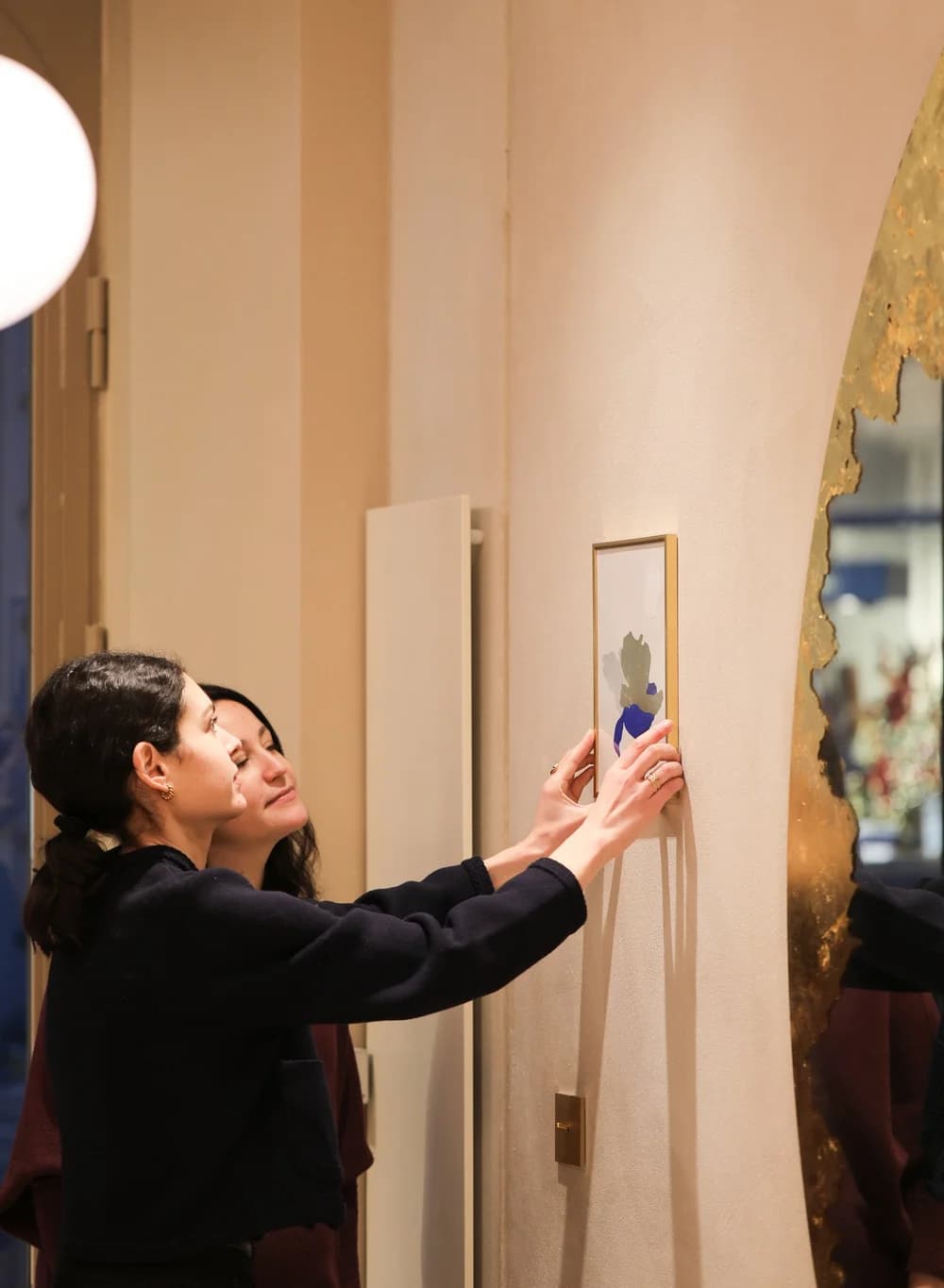 Artistes mettant en place une œuvre contemporaine dans un espace d’exposition