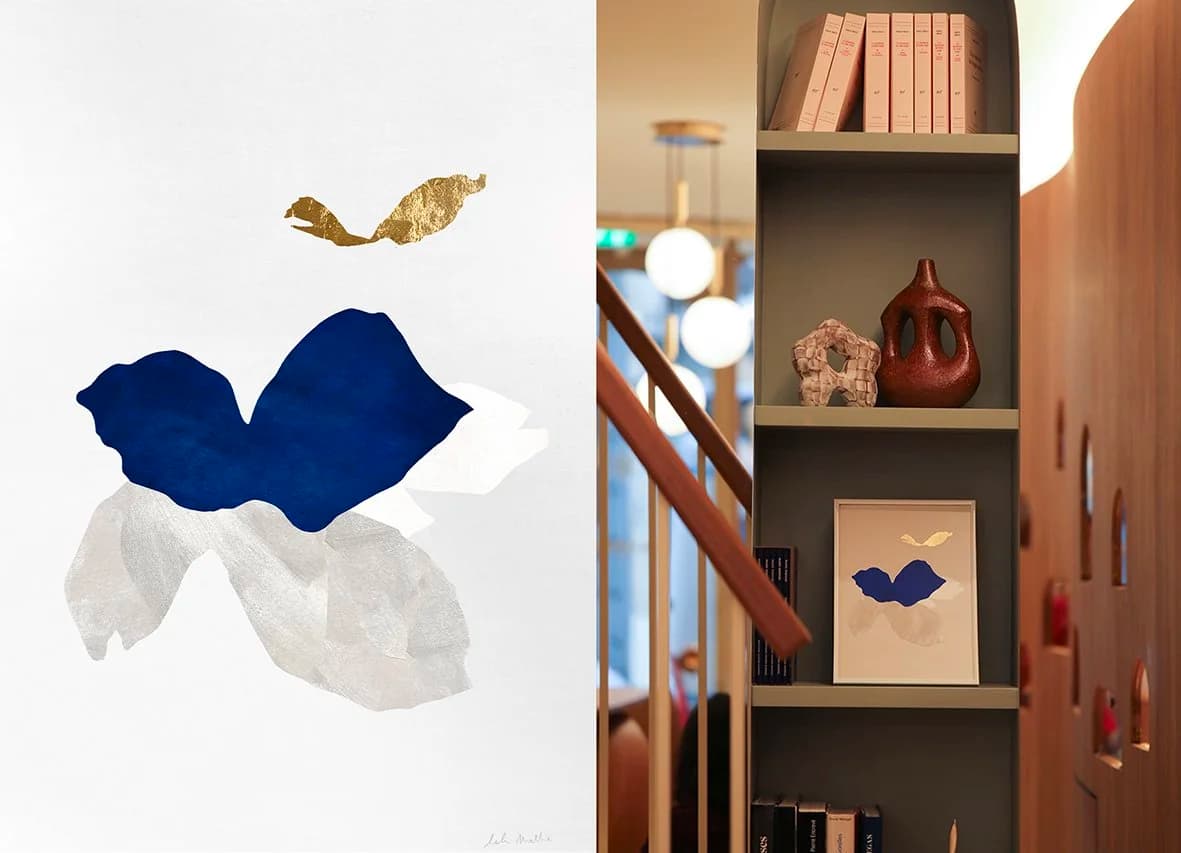 Collage contemporain bleu et doré présenté dans un intérieur élégant