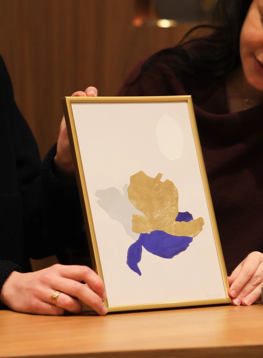 Présentation d’un collage contemporain bleu et doré dans le cadre d’une collaboration artistique