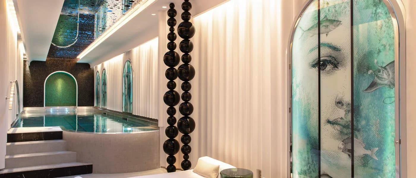 Installation artistique monumentale dans un espace aquatique au design contemporain