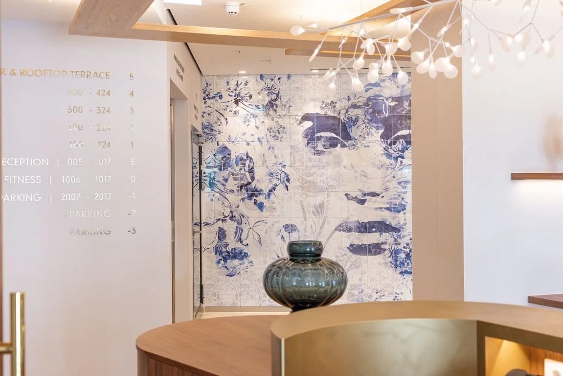Création artistique bleue et blanche intégrée dans une architecture intérieure contemporaine