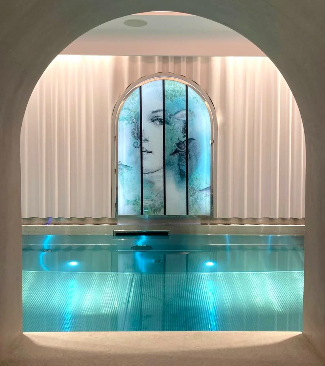 Installation artistique contemporaine dans un espace architectural et immersif